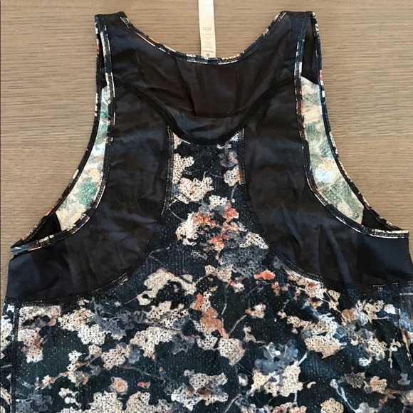 Lululemon - Picture 3 of 3